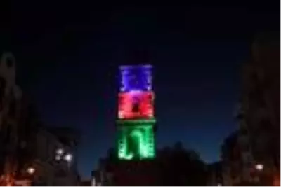 Çanakkale'de Saat Kulesi, Azerbaycan bayrağı renklerine büründü Çanakkale'de Saat Kulesi, Azerbaycan bayrağı renklerine büründü