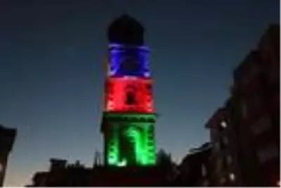 Çanakkale'de Saat Kulesi, Azerbaycan bayrağı renklerine büründü Çanakkale'de Saat Kulesi, Azerbaycan bayrağı renklerine büründü