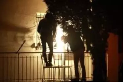 Cinnet getiren genç, akrabasını rehin aldı! Mahalleliye korku dolu saatler yaşattı Cinnet getiren genç, akrabasını rehin aldı! Mahalleliye korku dolu saatler yaşattı