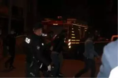 Cinnet getiren genç, akrabasını rehin aldı! Mahalleliye korku dolu saatler yaşattı Cinnet getiren genç, akrabasını rehin aldı! Mahalleliye korku dolu saatler yaşattı