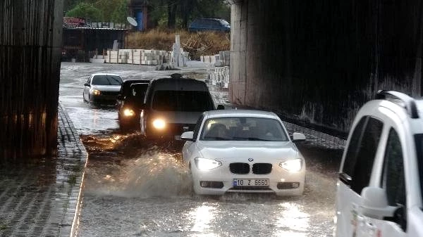 Şiddetli fırtına Balıkesir'de hayatı olumsuz etkiledi, iş yerinin çatısı karayoluna fırlattı