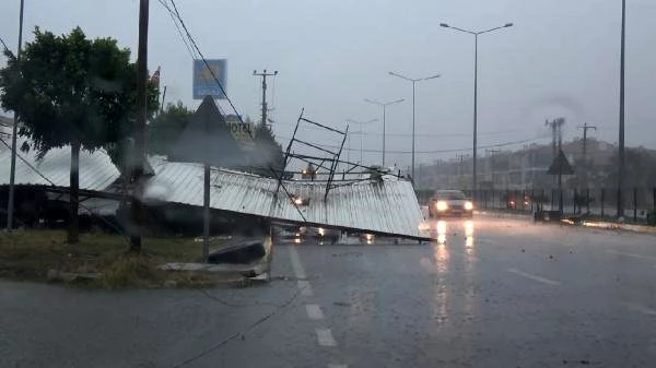 Şiddetli fırtına Balıkesir'de hayatı olumsuz etkiledi, iş yerinin çatısı karayoluna fırlattı