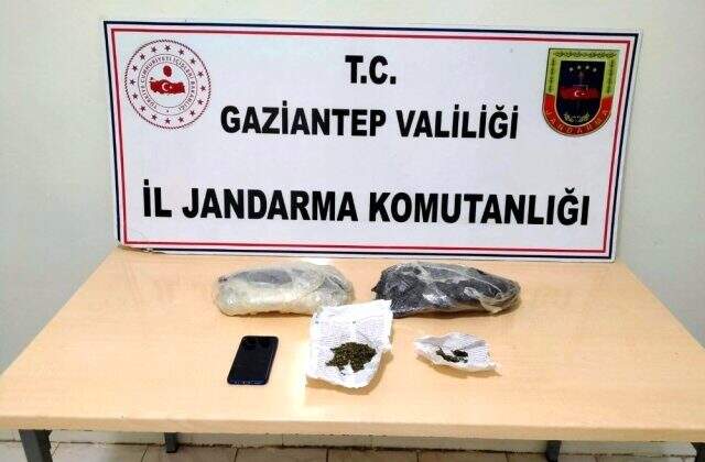 Hamile görünümü verilmiş kadının karın kısmından uyuşturucu madde çıktı