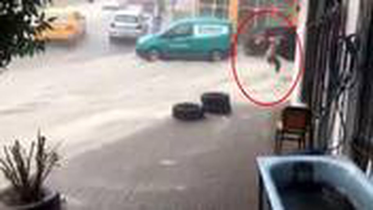 İzmir'de sağanak yağmur hayatı felç etti! Bir kadın nehre dönen sokakta sele kapıldı