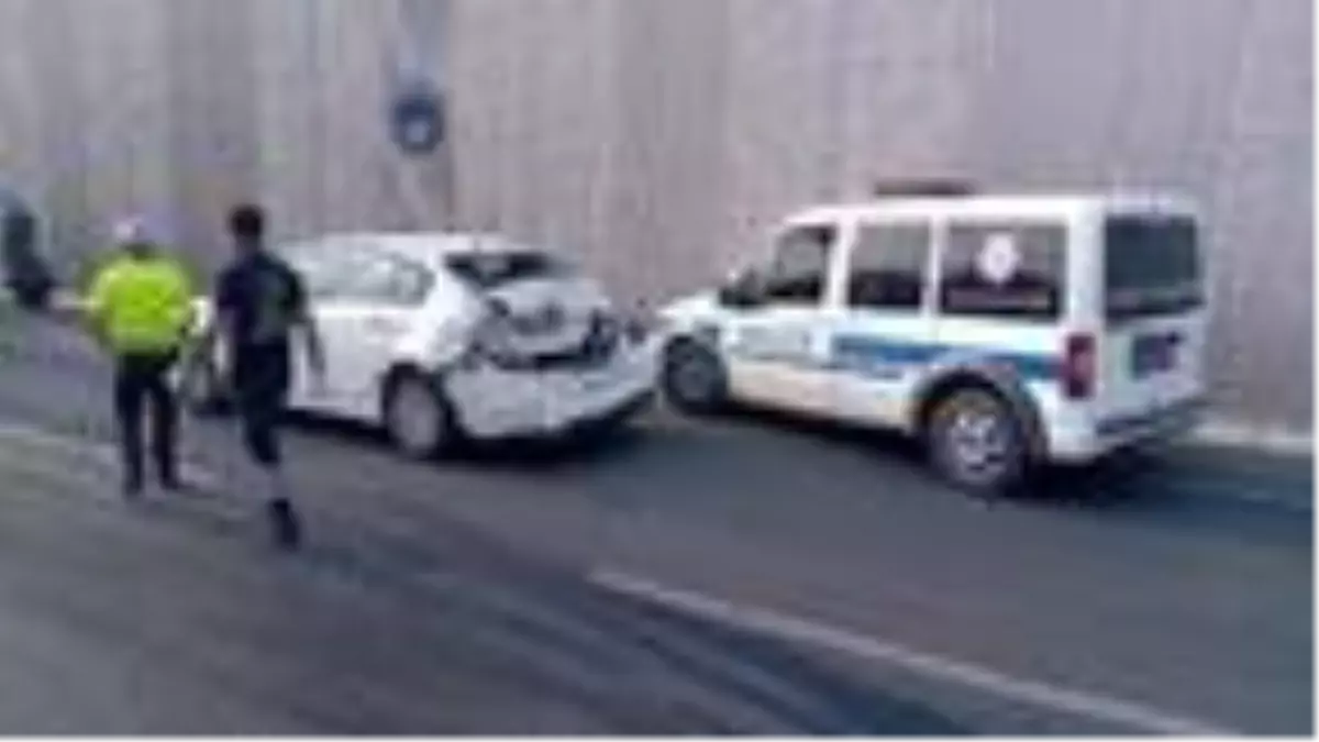 Kayseri'de kamyon otomobile çarptı: 2 yaralı