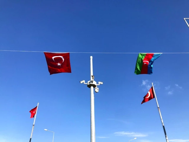 Kepsut'un girişine Türk ve Azerbaycan bayrağı asıldı