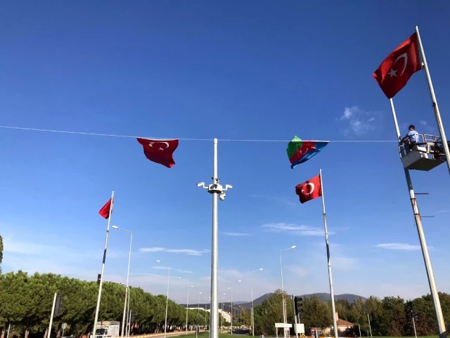 Kepsut'un girişine Türk ve Azerbaycan bayrağı asıldı