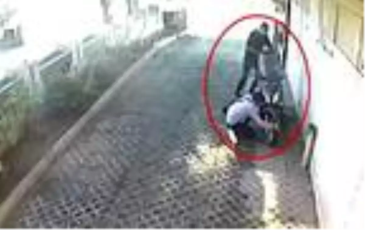 Sitenin bahçesindeki motosikletin çalınma anı kamerada