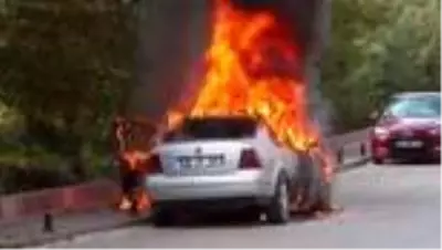 Yanan otomobili belediyenin sulama tankeri söndürdü Yanan otomobili belediyenin sulama tankeri söndürdü