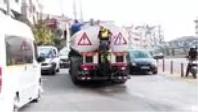 Yanan otomobili belediyenin sulama tankeri söndürdü Yanan otomobili belediyenin sulama tankeri söndürdü