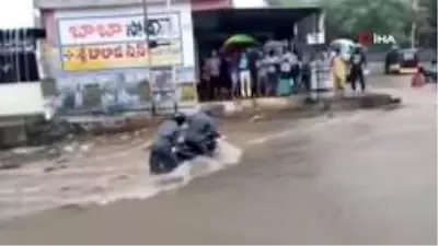 13 kişinin öldüğü felakette sel sularında böyle sürüklendi