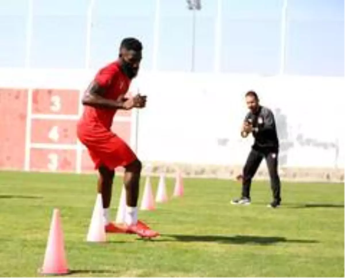 Aaron Appindangoye, çalışmalarını aralıksız sürdürüyor