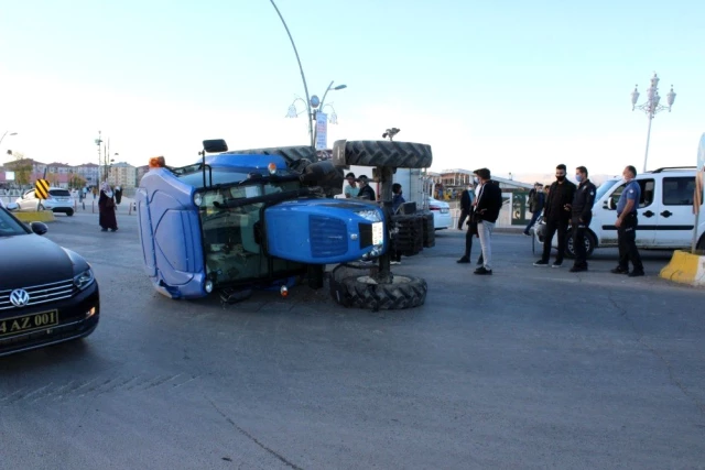 Son dakika: Ağrı'da kaza yapan traktör yolun ortasına devrildi