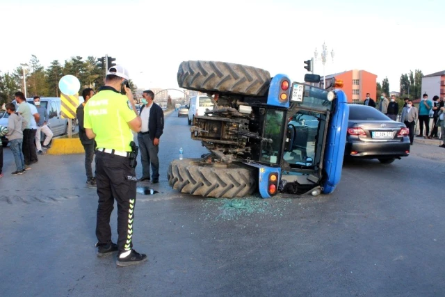 Son dakika: Ağrı'da kaza yapan traktör yolun ortasına devrildi