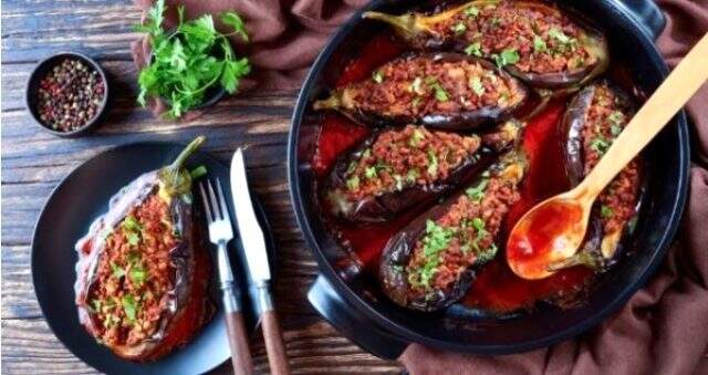 Ana yemekler nedir? Başlıca ana yemekler nasıl yapılır? Mercimek çorbası, pilav, mantarlı tavuk sote, yaprak sarma ve karnıyarık tarifleri…