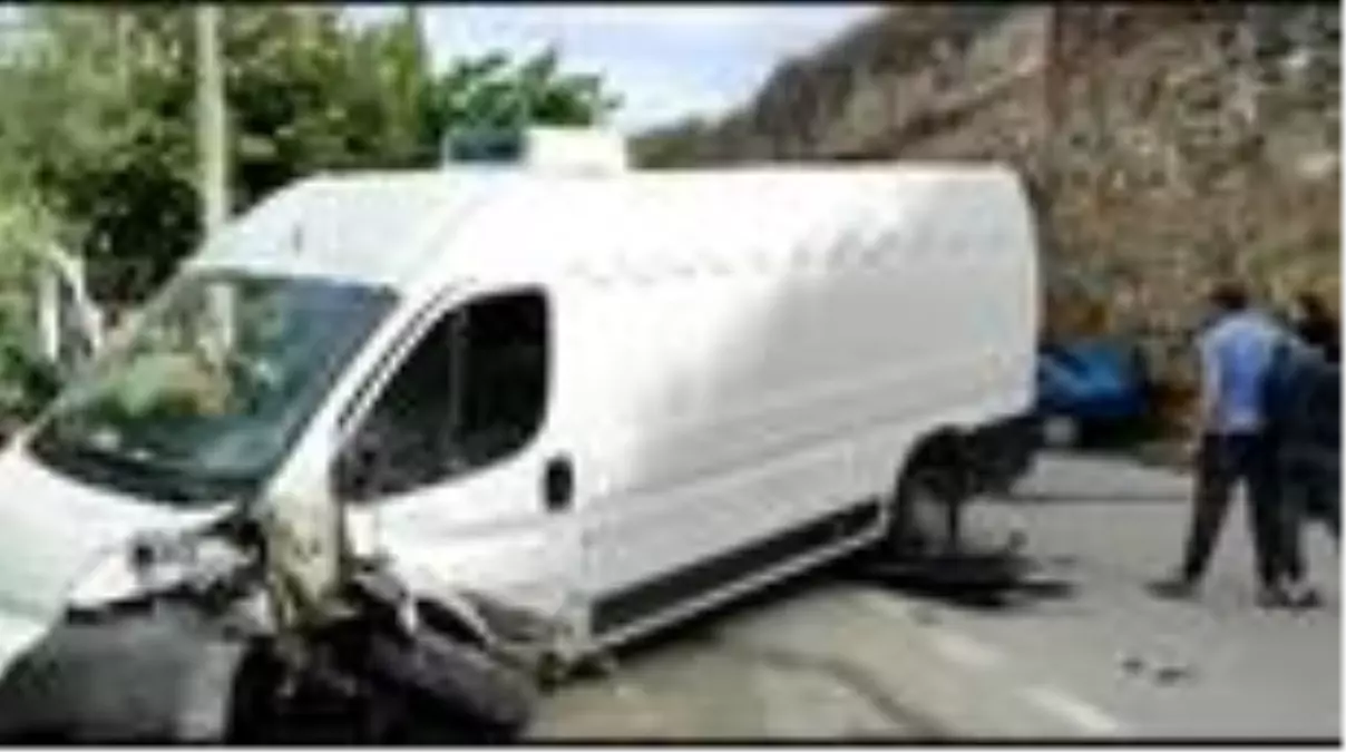 Bursa'da otomobille kamyonet çarpıştı: 2 yaralı