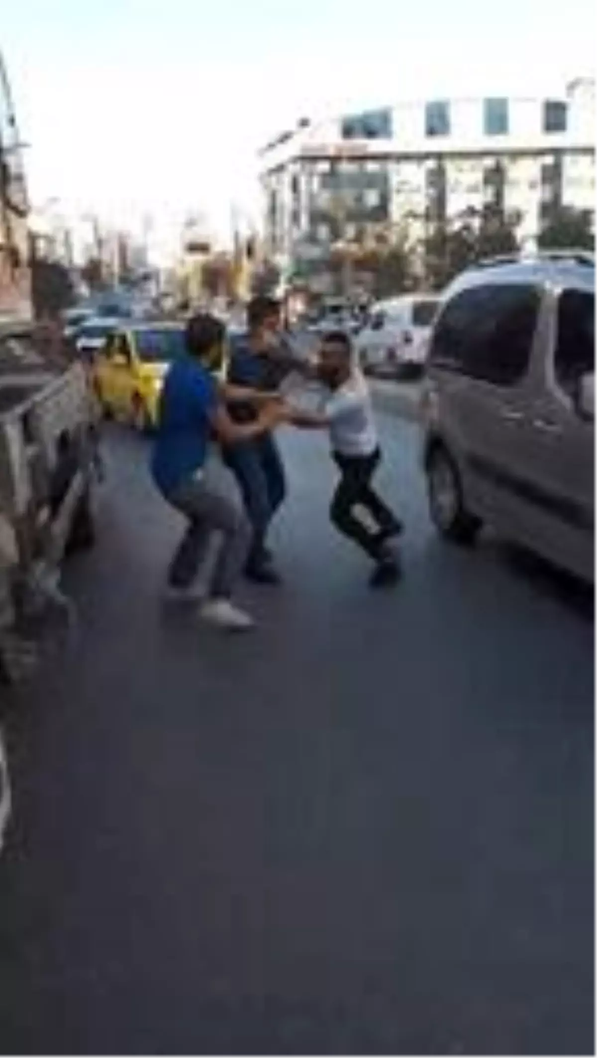 Esenyurt'ta tekmeli-yumruklu kavga