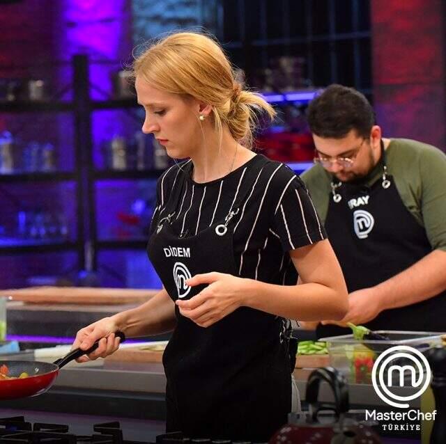 MasterChef'te Mehmet Şef, tabağını yetiştiremeyen Duygu'nun yemeğinin tadına dahi bakmadı