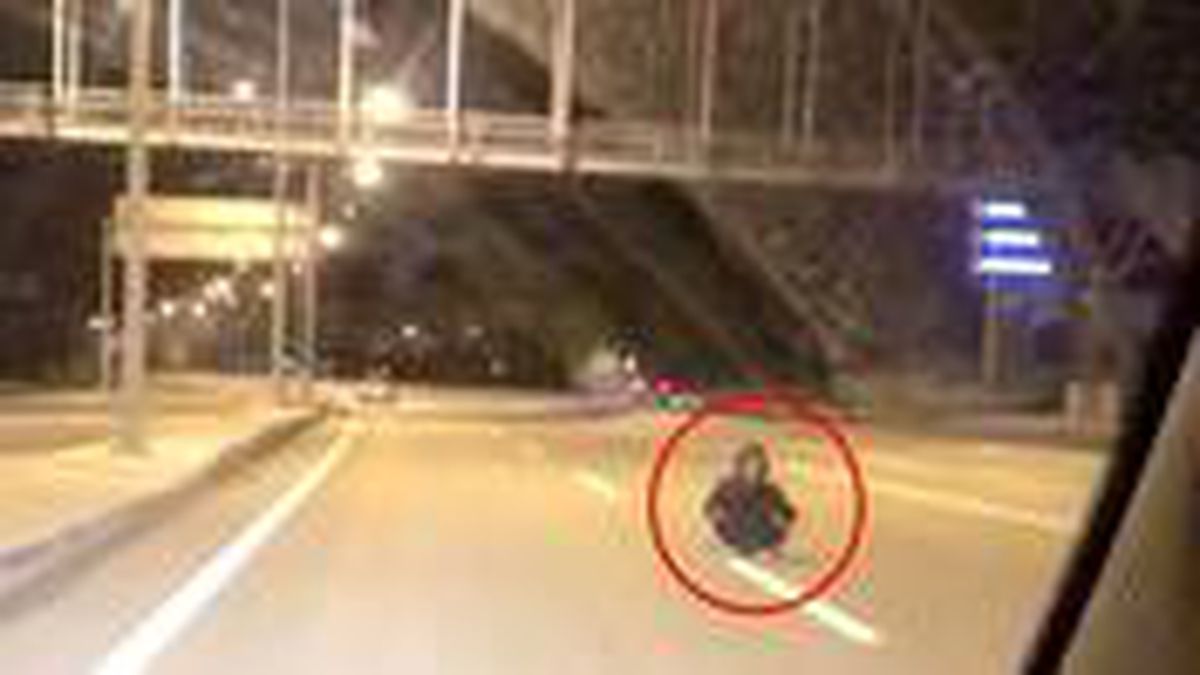 Otoyolda yol ortasına oturan kadın, ölüme davetiye çıkardı