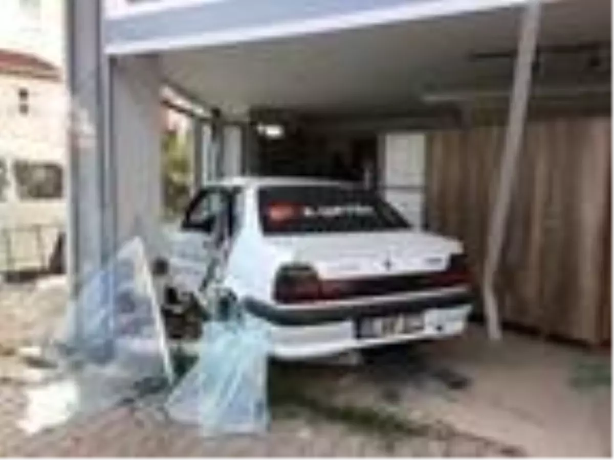 Samsun'da otomobil, mobilya dükkanına daldı: 4 yaralı