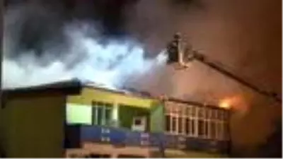 Son dakika: SULTANBEYLİ'DE 4 KATLI BOŞ BİNANIN ÇATISINDA YANGIN ÇIKTI Son dakika: SULTANBEYLİ'DE 4 KATLI BOŞ BİNANIN ÇATISINDA YANGIN ÇIKTI