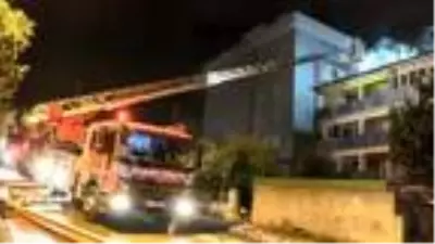 Son dakika: SULTANBEYLİ'DE 4 KATLI BOŞ BİNANIN ÇATISINDA YANGIN ÇIKTI Son dakika: SULTANBEYLİ'DE 4 KATLI BOŞ BİNANIN ÇATISINDA YANGIN ÇIKTI