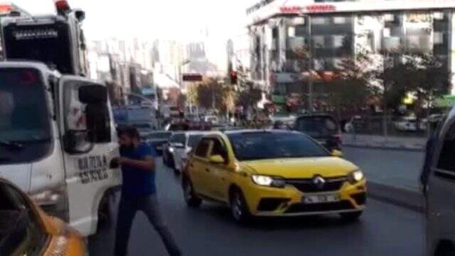 Taksici ile çekici şoförü arasındaki yol kavgası cep telefonu kamerasına yansıdı