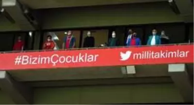 Türkiye'de 217 gün sonra stadyumlara seyirci alındı Türkiye'de 217 gün sonra stadyumlara seyirci alındı