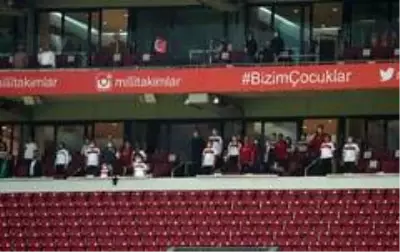 Türkiye'de 217 gün sonra stadyumlara seyirci alındı Türkiye'de 217 gün sonra stadyumlara seyirci alındı