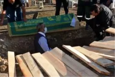 Yavuz Bingöl, kardeşinin cenazesinde ayakta durmakta güçlük çekti