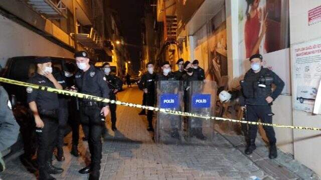 Zeytinburnu'nda iki aile arasındaki kavga kanlı bitti: 2 yaralı
