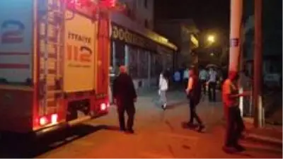 4 katlı binada yangın: Vatandaşlar sokağa döküldü 4 katlı binada yangın: Vatandaşlar sokağa döküldü