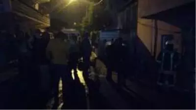 4 katlı binada yangın: Vatandaşlar sokağa döküldü 4 katlı binada yangın: Vatandaşlar sokağa döküldü