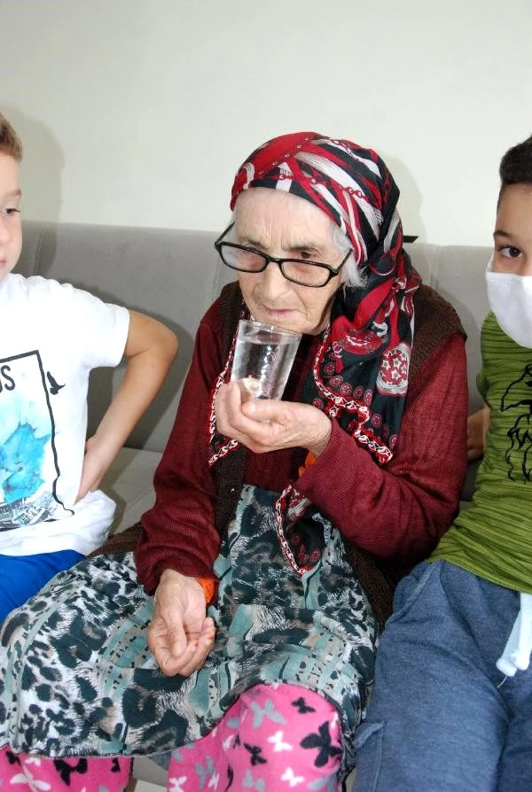 95 yaşında koronavirüsü yenen yaşlı kadın sırrını paylaştı: Bal, yoğurt ve süt yedim