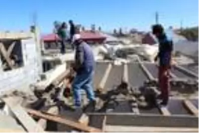 Canından bezen aile, yılanların yuva yaptığı evlerini yıkıyor Canından bezen aile, yılanların yuva yaptığı evlerini yıkıyor