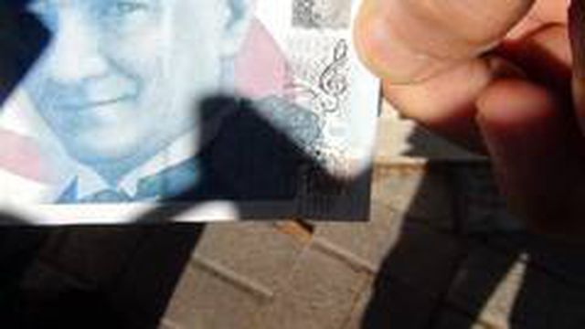 Bursalı genç, 100 TL'de 50 TL'nin baskısı olduğunu görünce hemen bankaya koştu