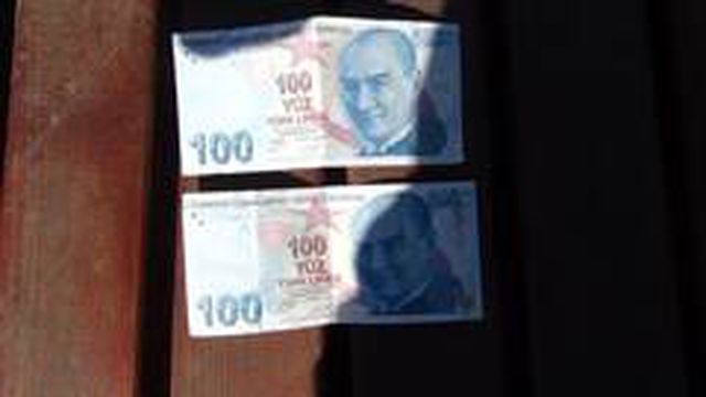 Bursalı genç, 100 TL'de 50 TL'nin baskısı olduğunu görünce hemen bankaya koştu