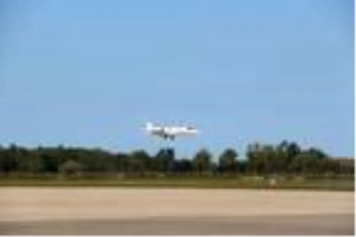 Covid-19 olan Afgan uyruklu doktor, ambulans uçakla Türkiye'ye getirildi