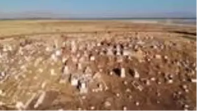 Definecilerin tarihi mezarlıkta açtığı çukurlar dolduruldu Definecilerin tarihi mezarlıkta açtığı çukurlar dolduruldu