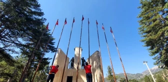 Gülek Karboğazı Kuvayi Milliye Anıtına Türk bayrakları asıldı