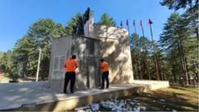 Gülek Karboğazı Kuvayi Milliye Anıtına Türk bayrakları asıldı Gülek Karboğazı Kuvayi Milliye Anıtına Türk bayrakları asıldı