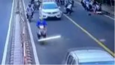 Son dakika haberleri! Hindistan'da polis dur ihtarına uymayan aracın kaputuna çıktı