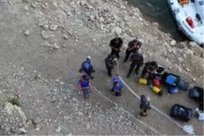 Kayıp Gülistan'ı arama çalışmaları 45 kişilik ekiple yeniden başladı Kayıp Gülistan'ı arama çalışmaları 45 kişilik ekiple yeniden başladı