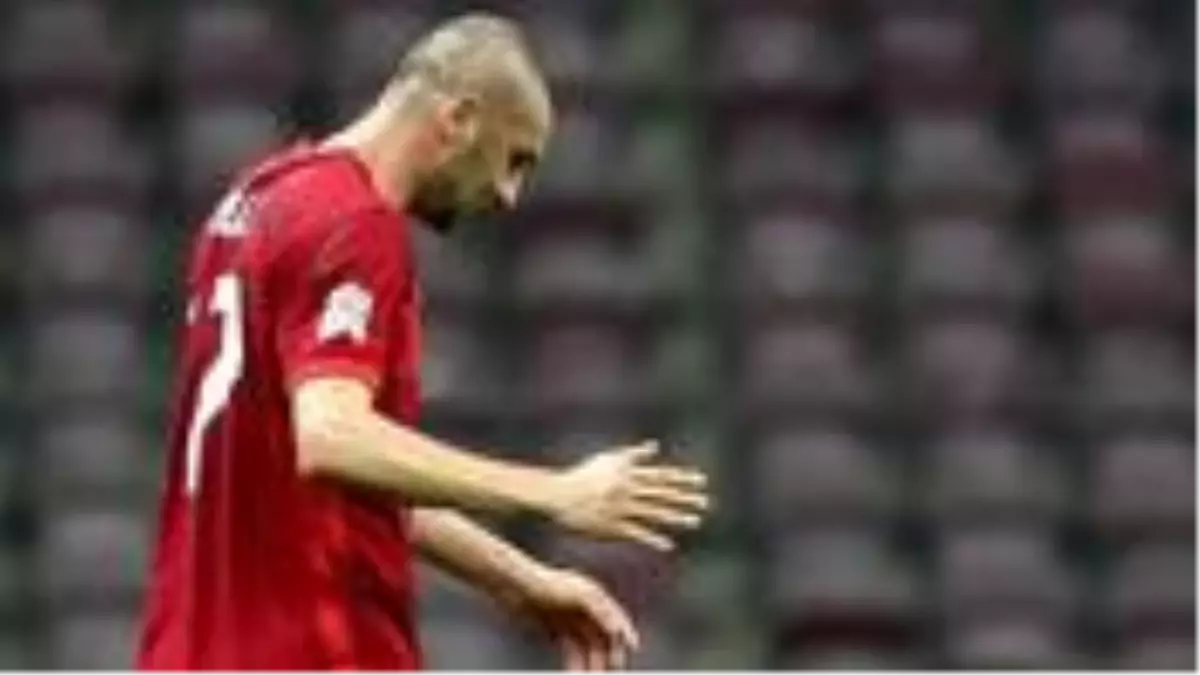 Kırmızı kart gören Burak Yılmaz'a sosyal medyada tepki yağdı