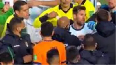 Messi antrenöre küfretti! Arjantin'in rakibini 15 yıl sonra yendiği maçta ortalık karıştı Messi antrenöre küfretti! Arjantin'in rakibini 15 yıl sonra yendiği maçta ortalık karıştı