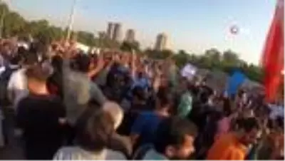 Pakistan'da kamu çalışanları hayat pahalılığını protesto etti