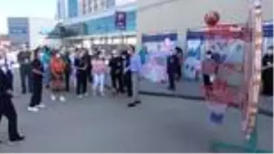 Sağlıkçılar basket atarak meme kanseri için farkındalık oluşturdu Sağlıkçılar basket atarak meme kanseri için farkındalık oluşturdu
