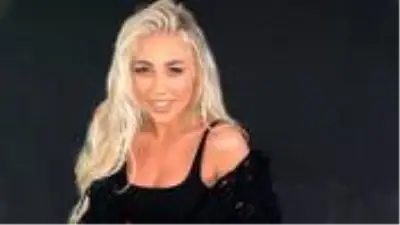 Sevgilisiyle video çeken Paige Turley, amuda kalkınca göğüsleri açıldı