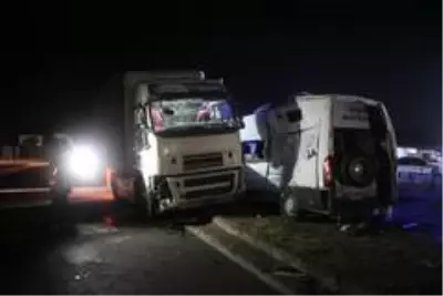 Minibüsle tır çarpıştı: 5 yaralı Minibüsle tır çarpıştı: 5 yaralı
