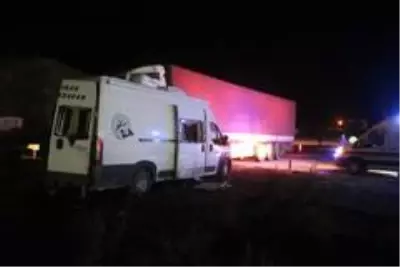 Minibüsle tır çarpıştı: 5 yaralı Minibüsle tır çarpıştı: 5 yaralı